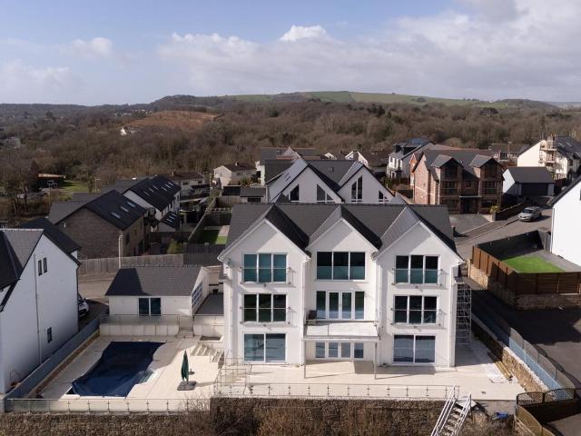 6 bedroom detached house for sale