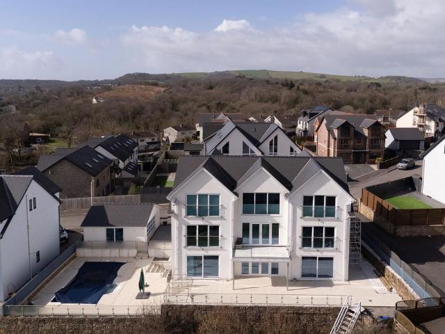 6 bedroom detached house for sale