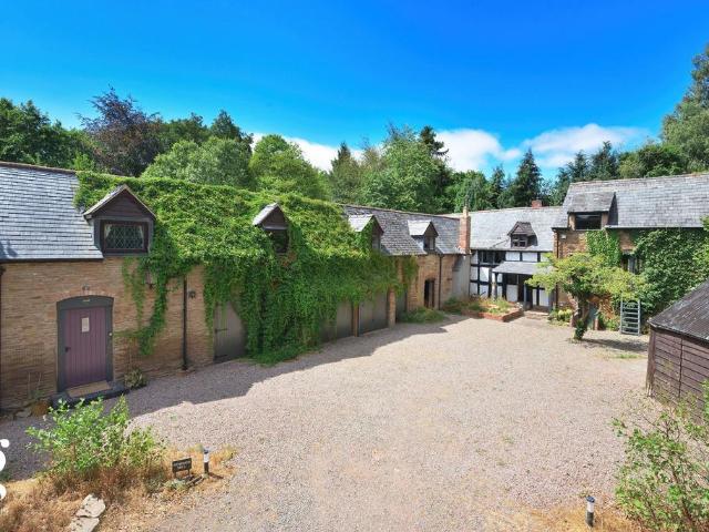 6 bedroom detached house for sale