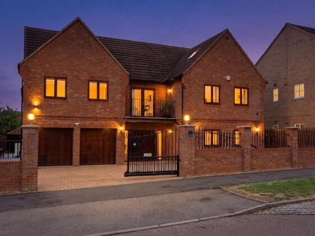 6 bedroom detached house for sale