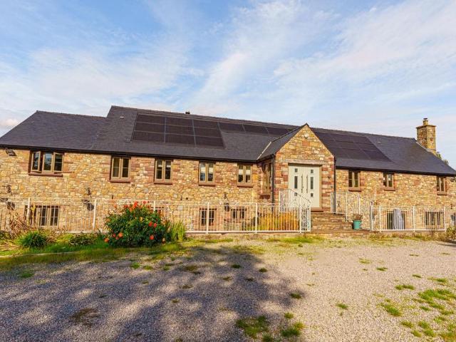 6 bedroom detached house for sale