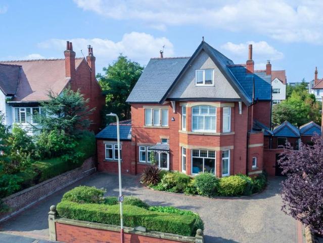 6 bedroom detached house for sale