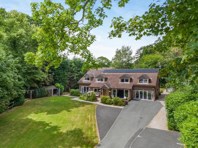 6 bedroom detached house for sale