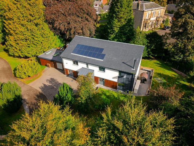 6 bedroom detached house for sale