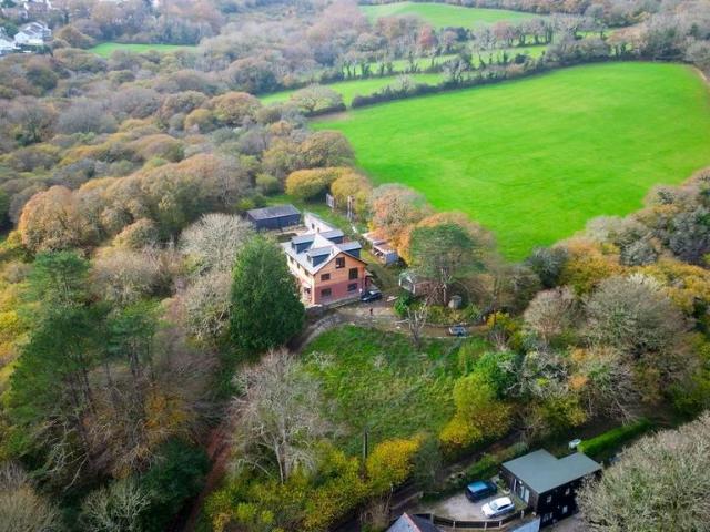 6 bedroom detached house for sale