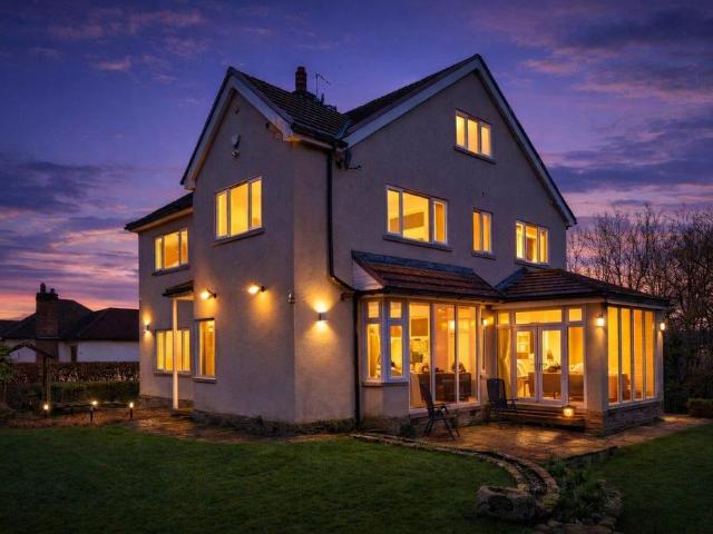 6 bedroom detached house for sale