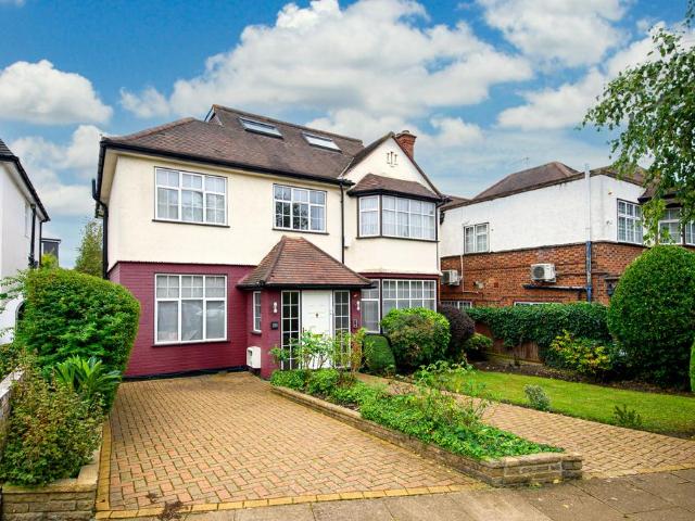 6 bedroom detached house for sale