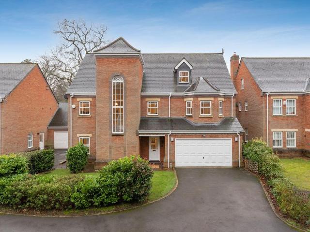 6 bedroom detached house for sale