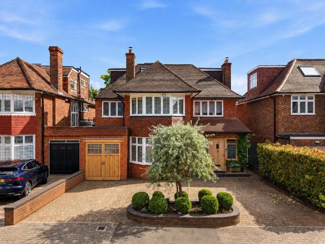 6 bedroom detached house for sale