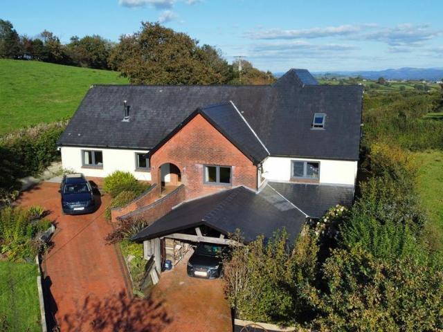 6 bedroom detached house for sale
