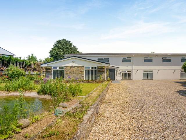 6 bedroom detached house for sale
