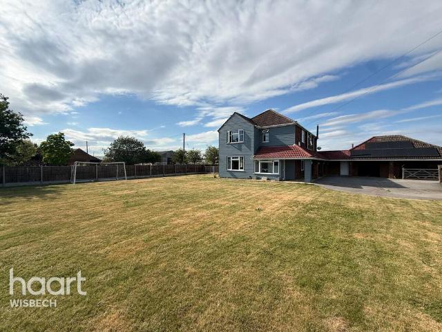 6 bedroom detached house for sale