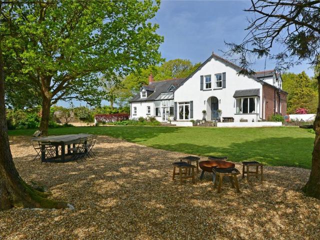 6 bedroom detached house for sale