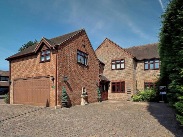 6 bedroom detached house for sale