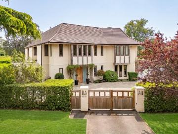 6 bedroom detached house for sale