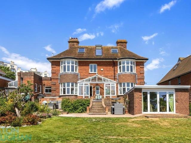 6 bedroom detached house for sale