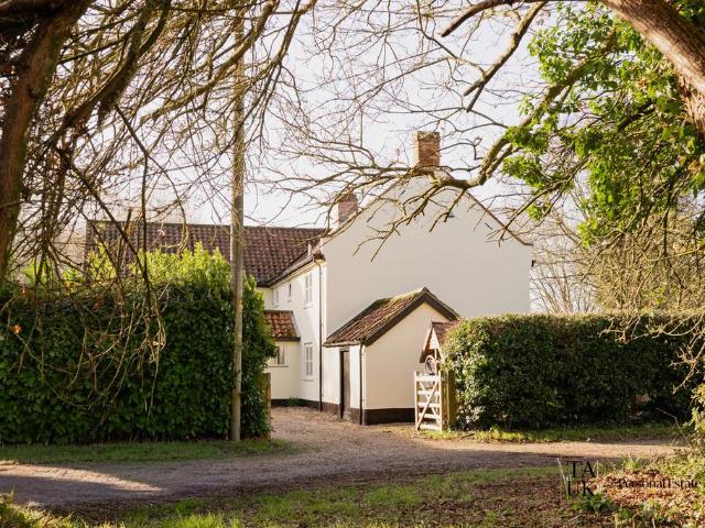 6 bedroom detached house for sale