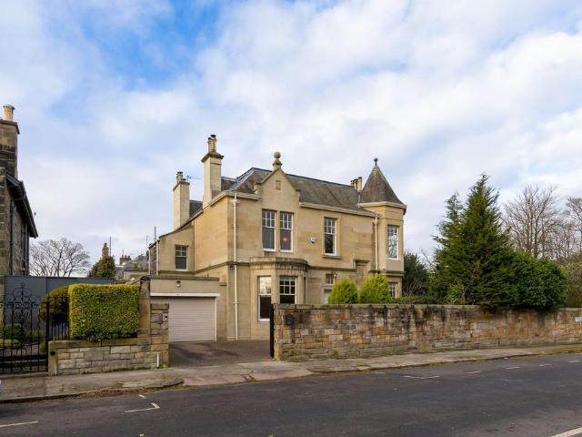 6 bedroom detached house for sale