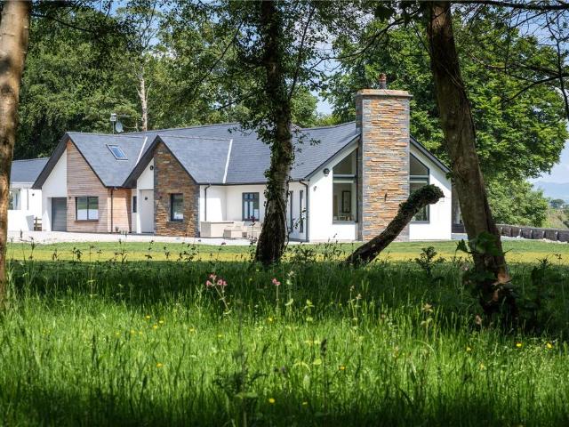 6 bedroom detached house for sale