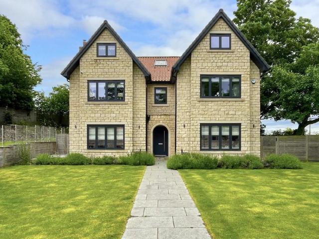 6 bedroom detached house for sale
