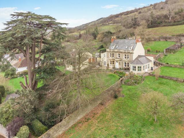 6 bedroom detached house for sale