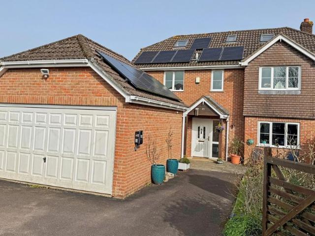6 bedroom detached house for sale