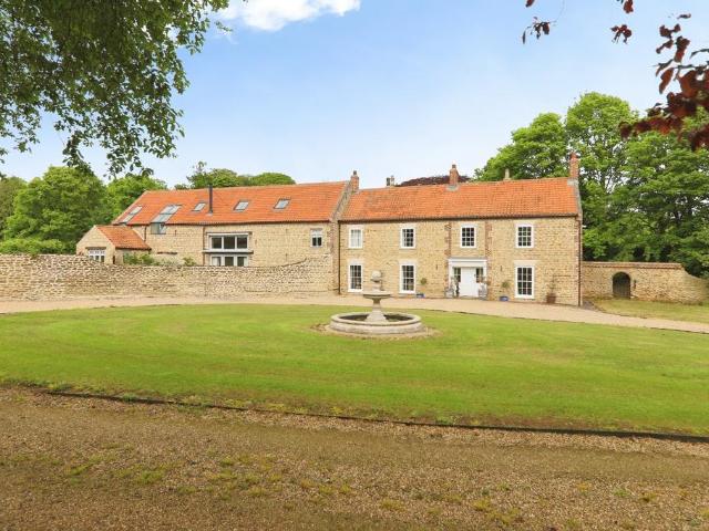 6 bedroom detached house for sale