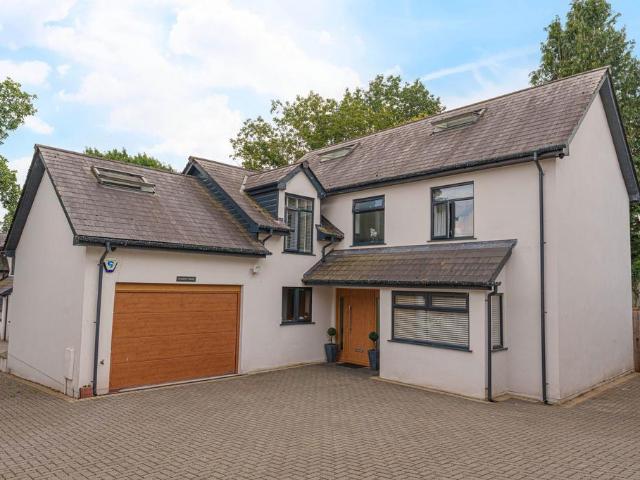 6 bedroom detached house for sale