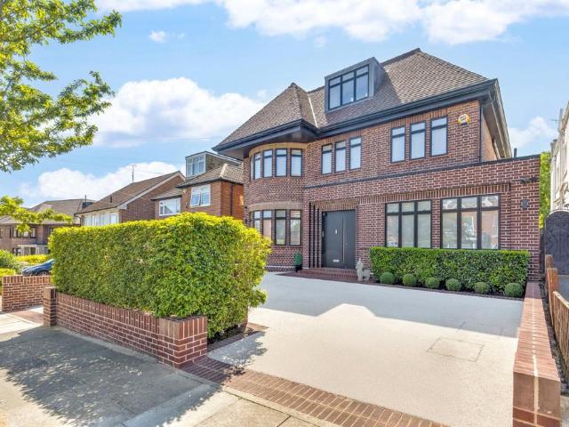 6 bedroom detached house for sale