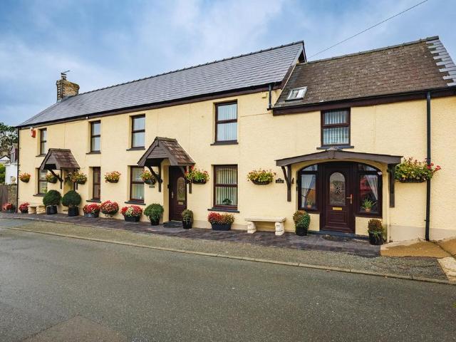 6 bedroom detached house for sale