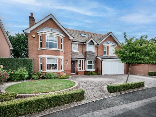 6 bedroom detached house for sale