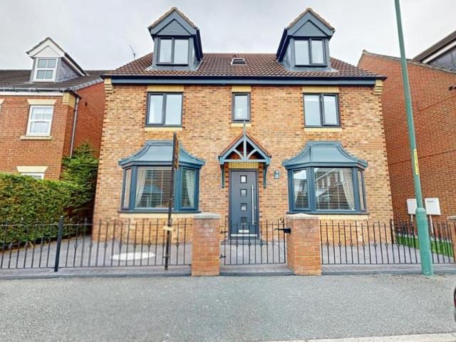 6 bedroom detached house for sale