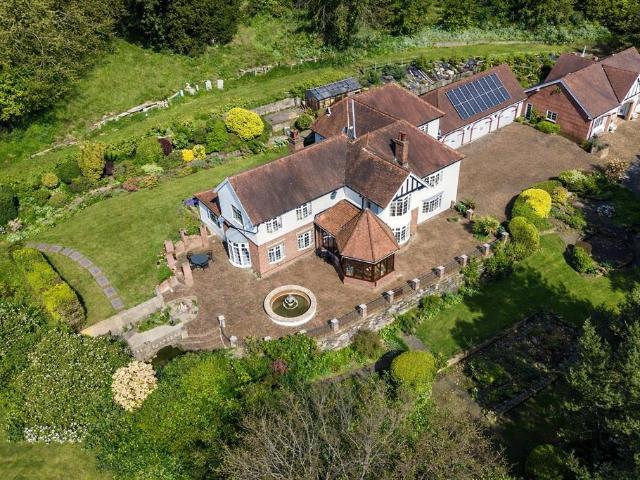 6 bedroom detached house for sale