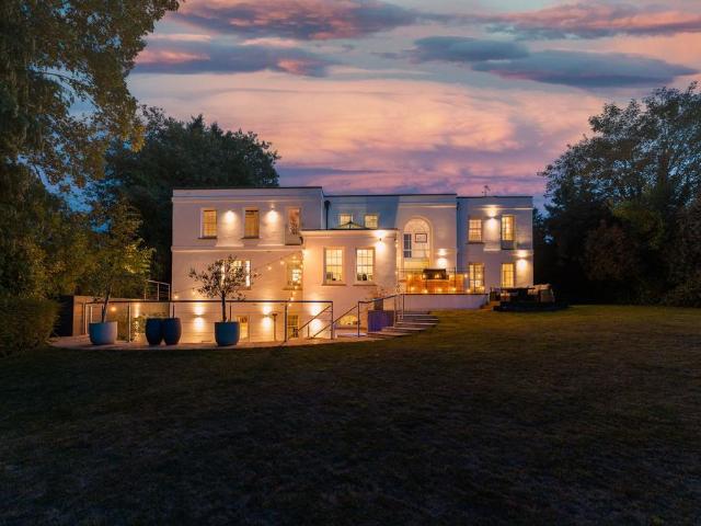 6 bedroom detached house for sale