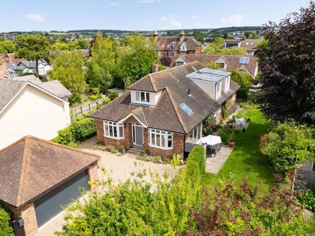 6 bedroom detached house for sale
