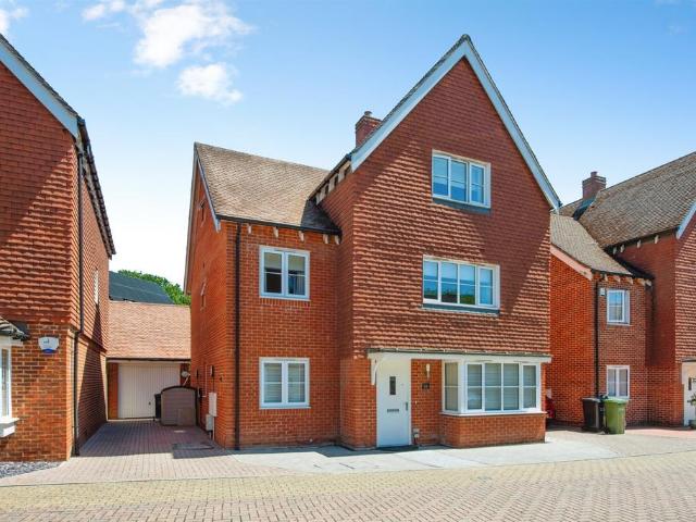 6 bedroom detached house for sale
