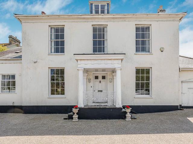 6 bedroom detached house for sale