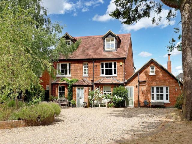 6 bedroom detached house for sale
