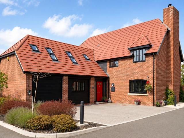 6 bedroom detached house for sale