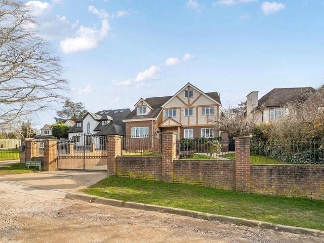 6 bedroom detached house for sale