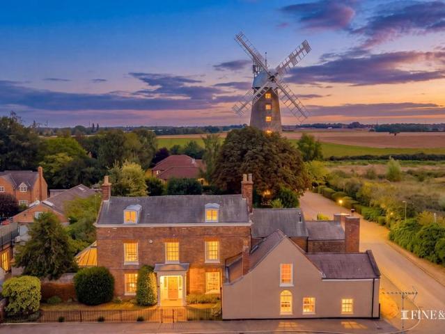 6 bedroom detached house for sale