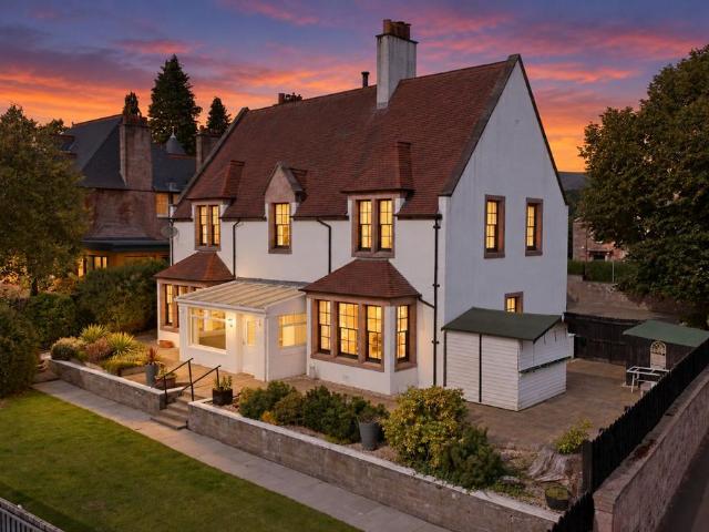 6 bedroom detached house for sale