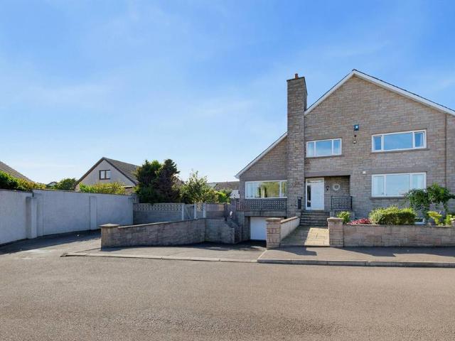 6 bedroom detached house for sale