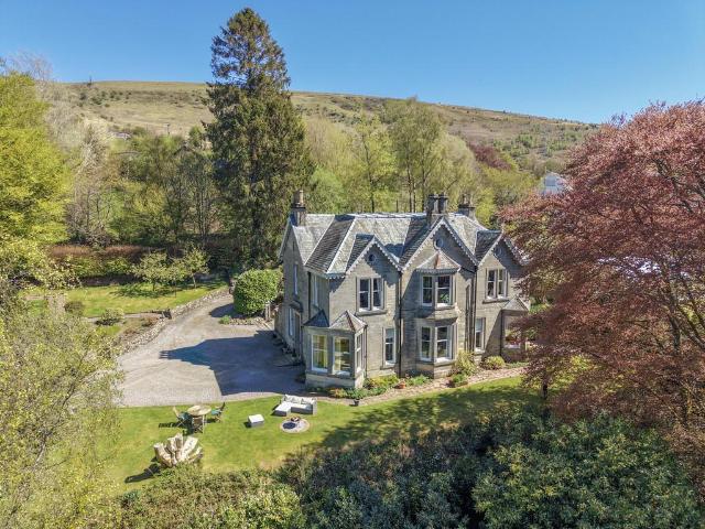 6 bedroom detached house for sale