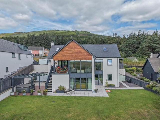 6 bedroom detached house for sale