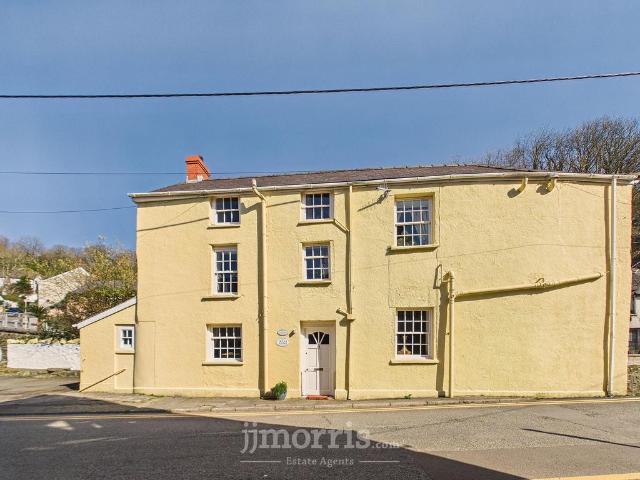 6 bedroom detached house for sale
