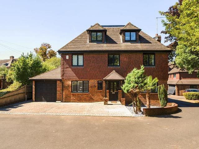 6 bedroom detached house for sale
