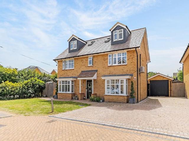 6 bedroom detached house for sale