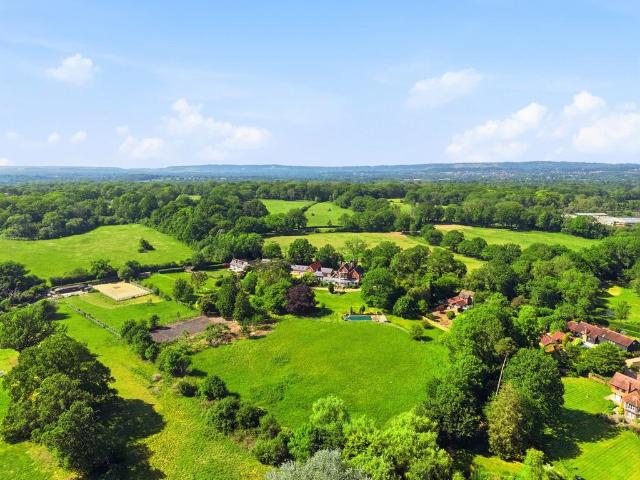 6 bedroom detached house for sale