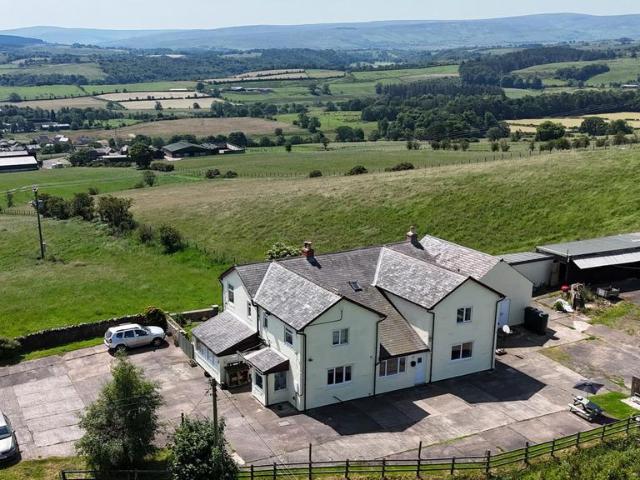 6 bedroom detached house for sale